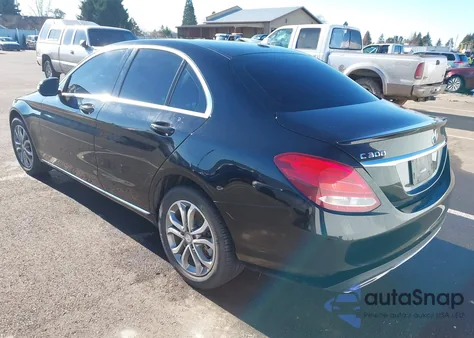 2016 Mercedes-Benz C 300 4Matic z USA, uszkodzony, nr VIN 55SWF4KB3GU112767